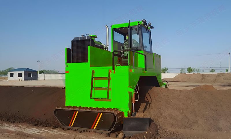 履帶式翻堆機(jī)如何實(shí)現(xiàn)高粘物料無粘高效作業(yè)